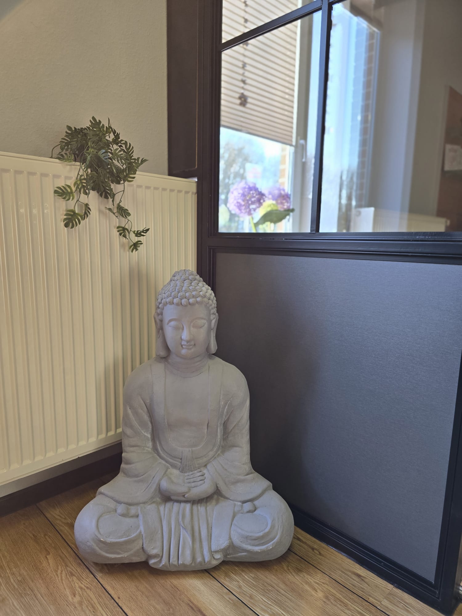 Buddha Statue am Fenster