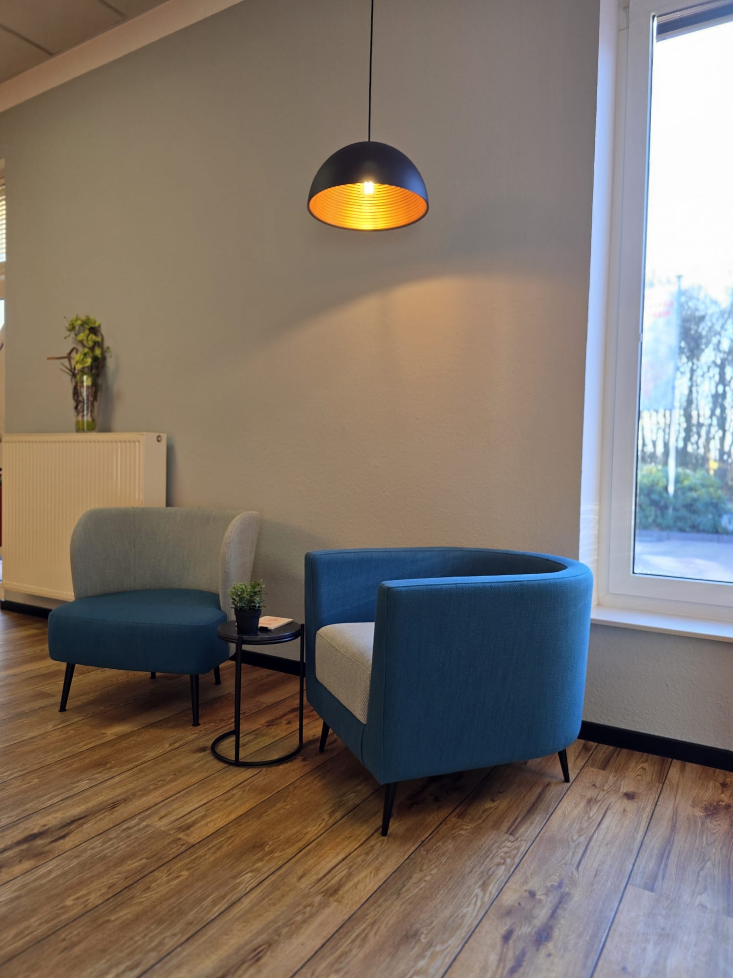 Sitzecke mit blauen Sesseln